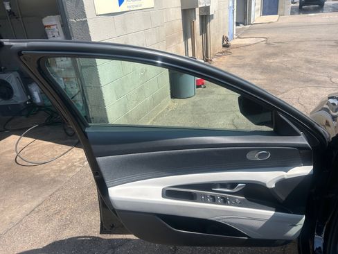 Used 2023 Hyundai Elantra Limited FWD image 15