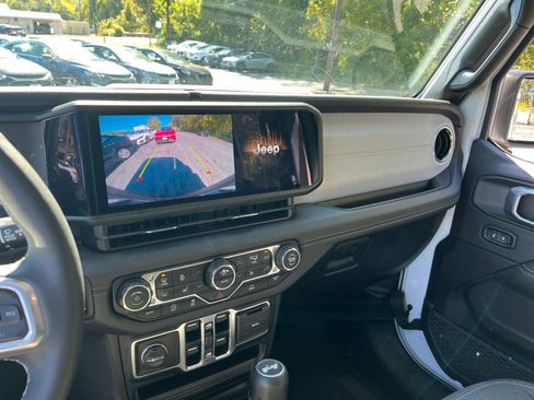 Used 2025 Jeep Wrangler Sahara image 17