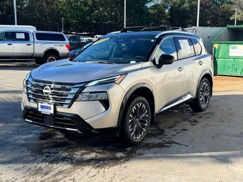 Used 2025 Nissan Rogue Platinum w/ Platinum Premium Package image 3