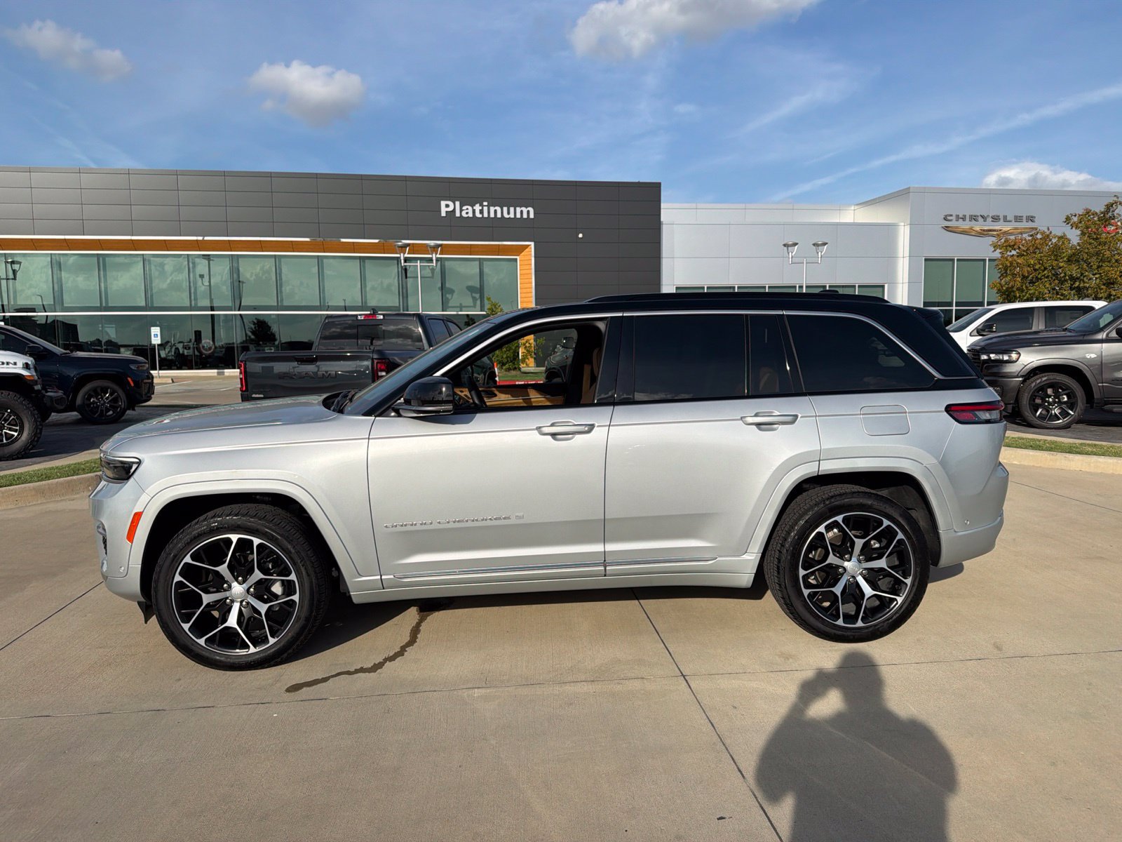 Used 2025 Jeep Grand Cherokee Summit AWD/4WD image 2