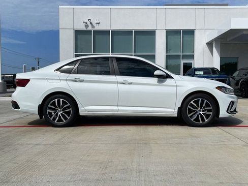 New 2025 Volkswagen Jetta SE image 9