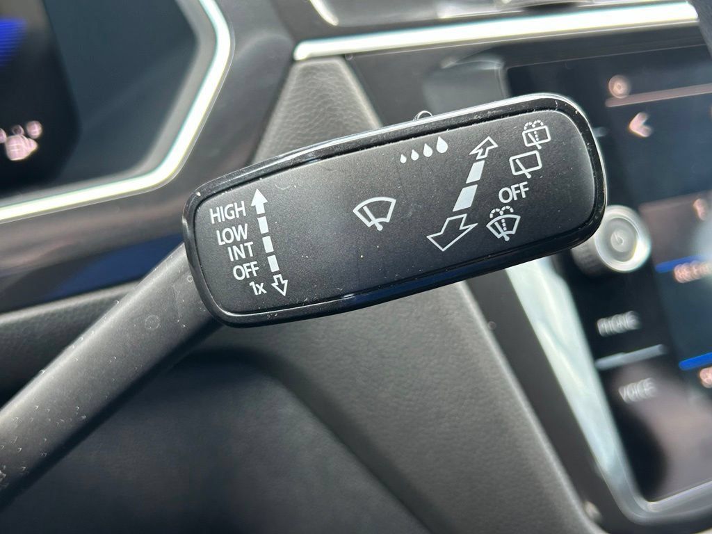 Certified 2023 Volkswagen Tiguan SE R-Line FWD image 23
