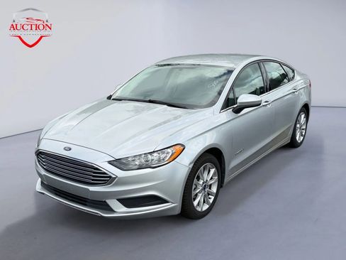 Used 2017 Ford Fusion SE image 1