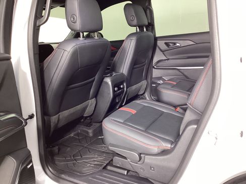 Used 2024 Chevrolet Traverse RS image 32