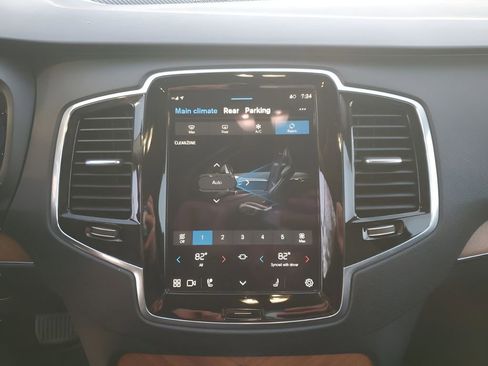 Used 2023 Volvo XC90 B6 Plus image 38