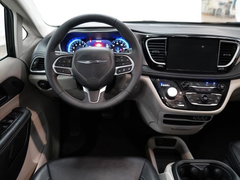 Certified 2024 Chrysler Pacifica Touring-L image 13