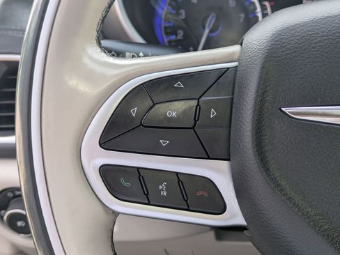 Used 2018 Chrysler Pacifica Limited FWD image 18