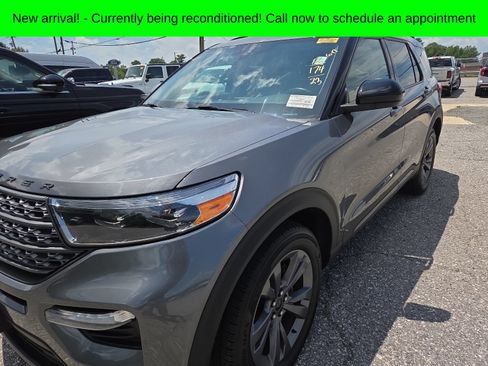 Used 2023 Ford Explorer XLT w/ Equipment Group 202A AWD/4WD image 3