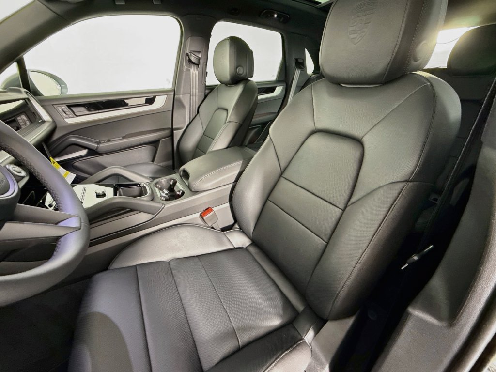 Certified 2026 Porsche Cayenne AWD/4WD image 5
