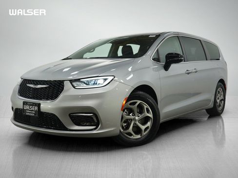 Used 2024 Chrysler Pacifica Limited image 1