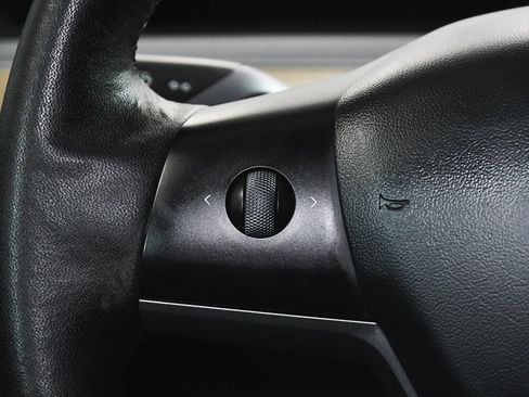 Used 2022 Tesla Model Y Long Range image 35