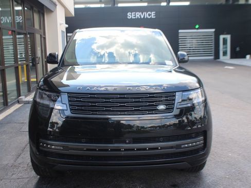 Used 2025 Land Rover Range Rover SE image 9