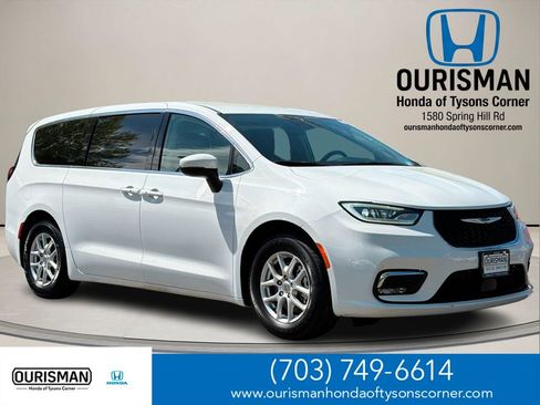 Used 2023 Chrysler Pacifica Touring-L FWD image 1