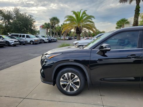 Used 2023 Toyota Highlander XLE FWD image 2