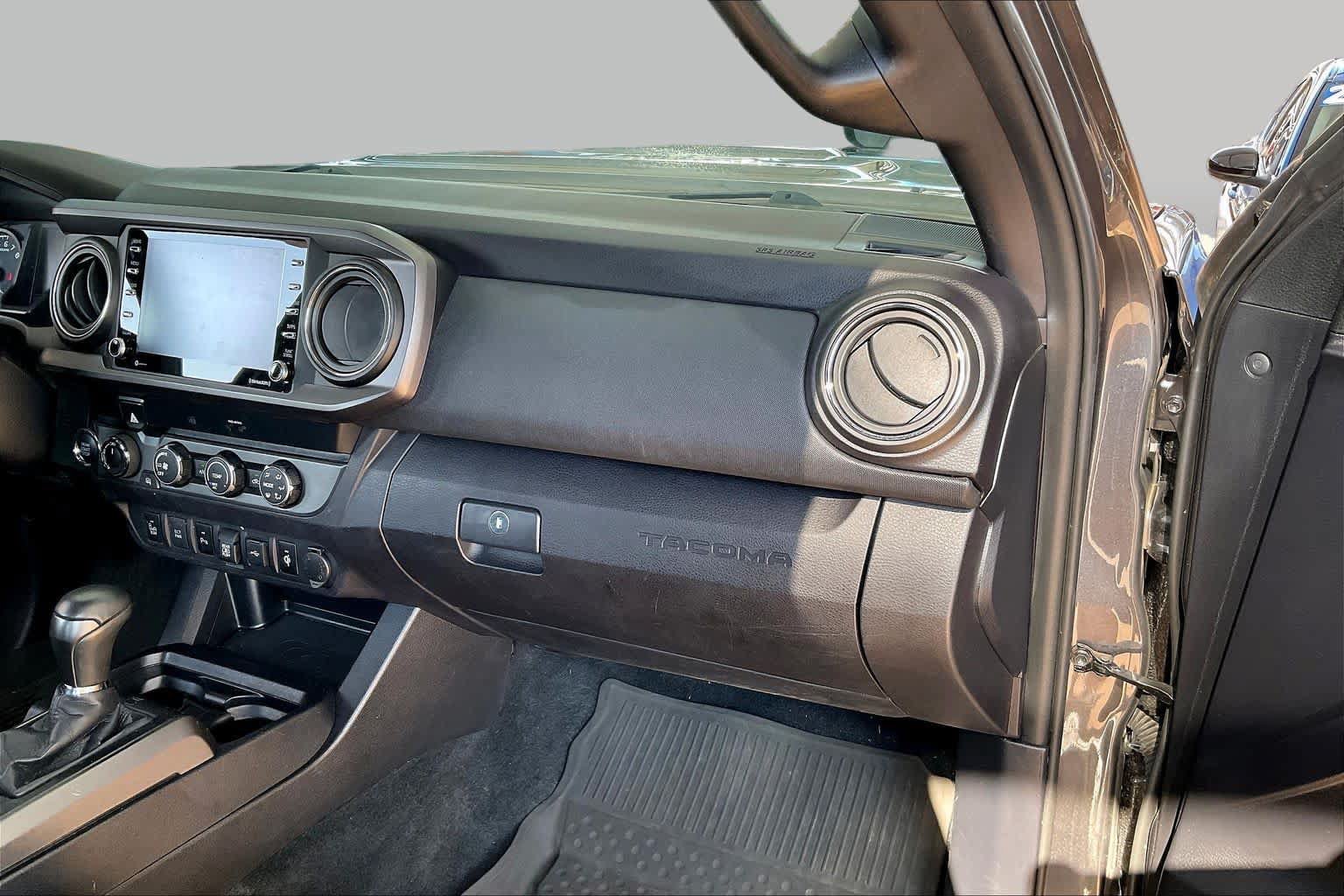 Used 2020 Toyota Tacoma TRD Sport w/ Technology Package AWD/4WD image 18