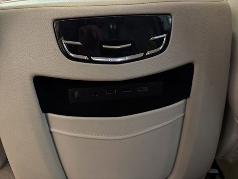 Used 2020 Cadillac Escalade ESV Luxury image 16