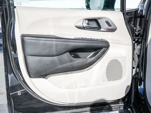 Certified 2024 Chrysler Pacifica Select image 23