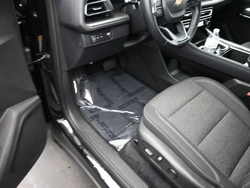 Used 2025 Chevrolet Traverse LT image 16