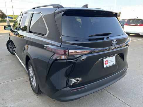 Used 2025 Toyota Sienna XLE FWD image 4