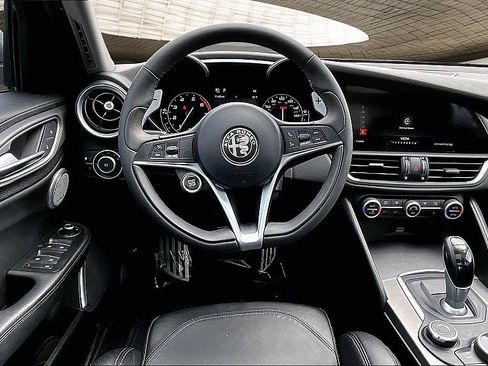 Used 2018 Alfa Romeo Giulia Ti Sport w/ Quick Order Package 22U Sport image 5