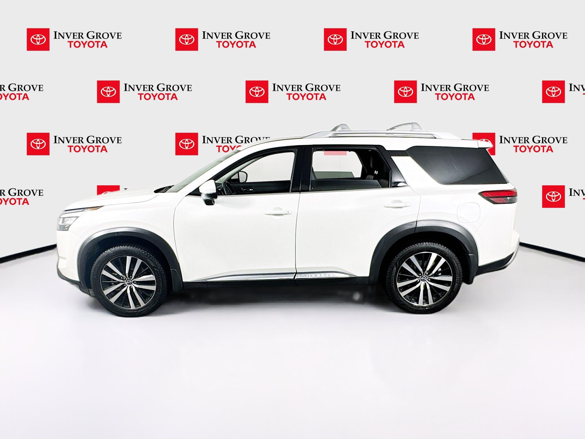 Used 2024 Nissan Pathfinder Platinum AWD/4WD image 8