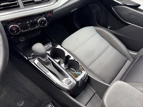 Used 2025 Chevrolet Trax LT w/ LT Convenience Package image 16