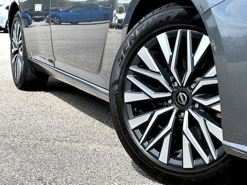 Used 2024 Nissan Altima 2.5 SV image 2