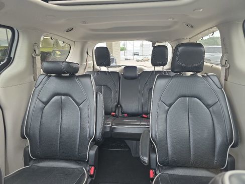 Used 2024 Chrysler Pacifica Limited FWD image 28