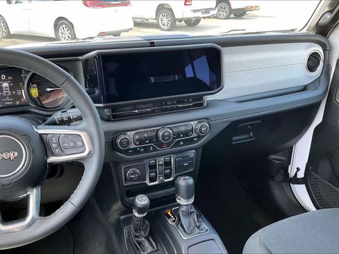 Used 2025 Jeep Wrangler Sahara AWD/4WD image 7