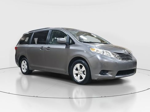 Used 2017 Toyota Sienna LE image 3