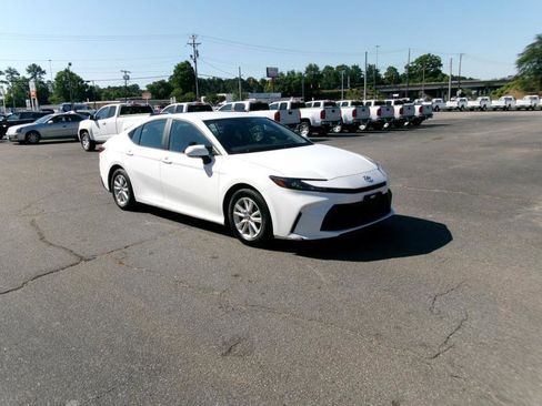 Used 2025 Toyota Camry LE FWD image 4