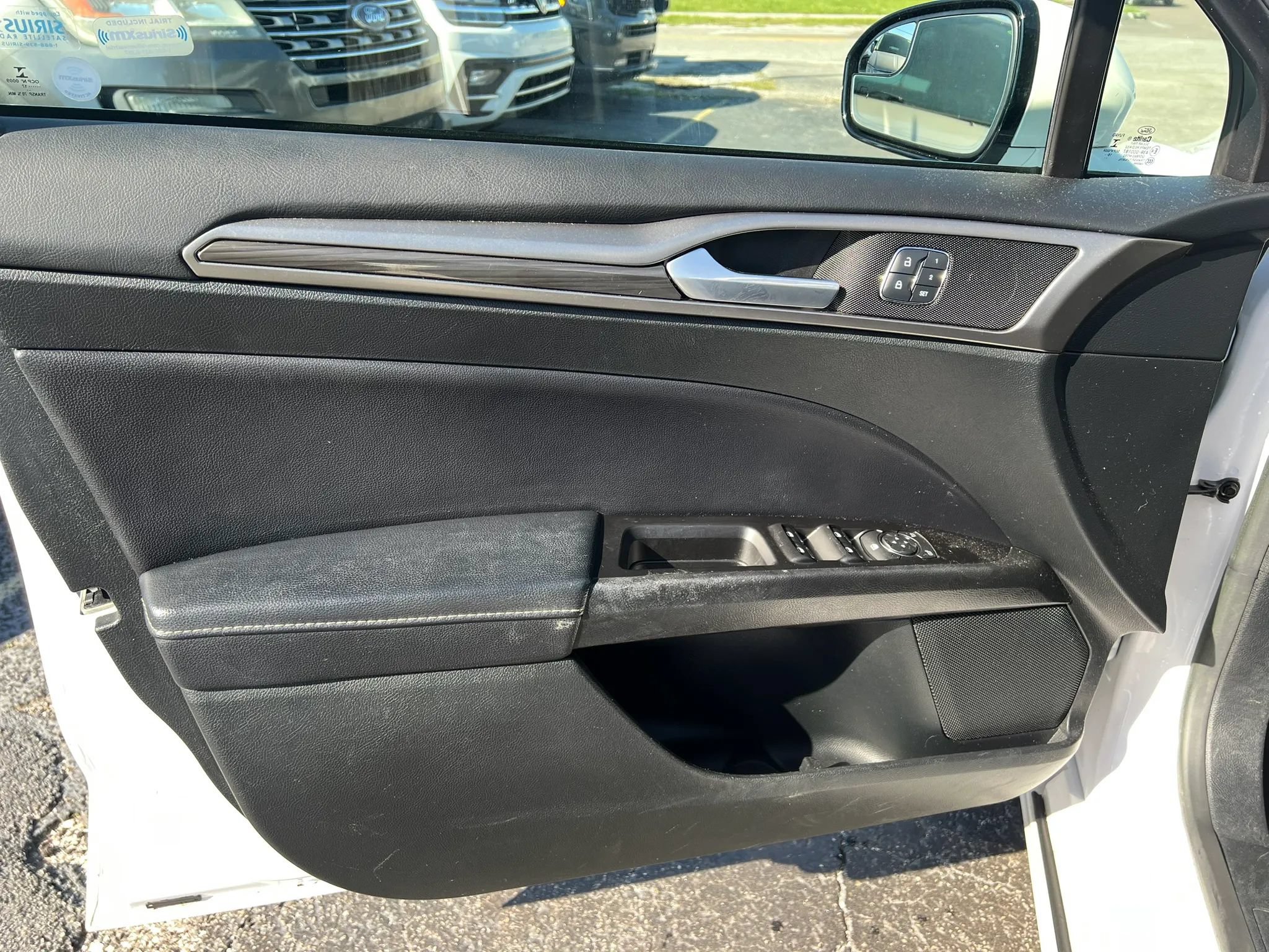 Used 2017 Ford Fusion SE w/ Fusion SE Technology Package FWD image 9