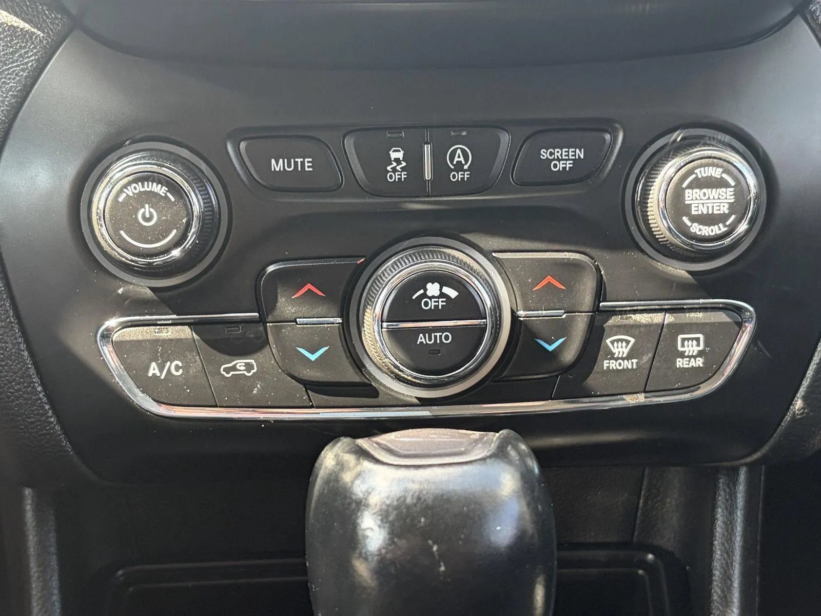 Used 2019 Jeep Cherokee Limited AWD/4WD image 20