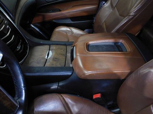 Used 2015 Cadillac Escalade Luxury image 35