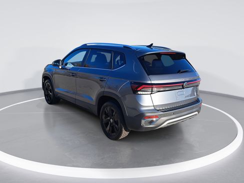 New 2026 Volkswagen Taos SE image 5