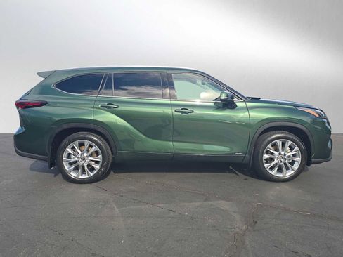 Used 2024 Toyota Highlander Limited image 2