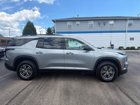 Used 2025 Chevrolet Traverse LT w/ Driver Confidence Package FWD image 6