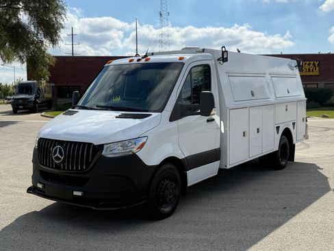 Used 2019 Freightliner Sprinter 3500 w/ Premium Package RWD image 3