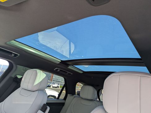 Used 2025 Land Rover Range Rover Sport SE image 23