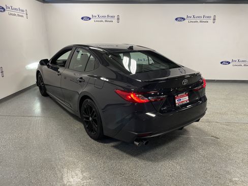 Used 2025 Toyota Camry SE image 4