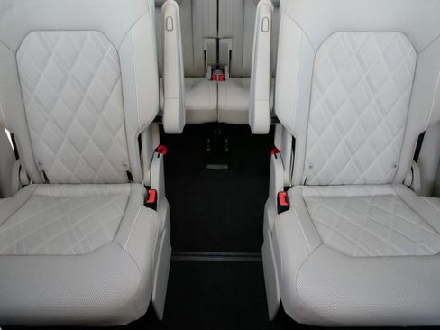 Used 2025 Volkswagen Atlas SEL Premium R-Line image 13