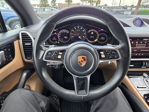 Used 2022 Porsche Cayenne AWD/4WD image 16