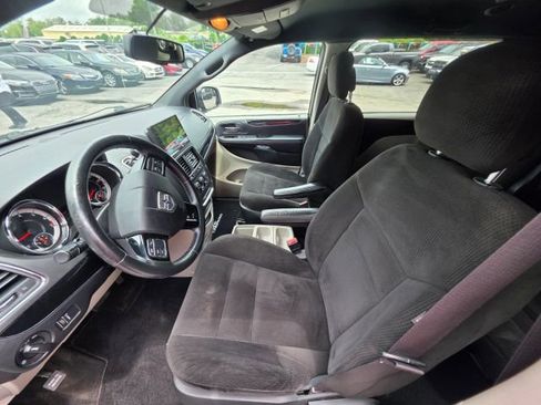 Used 2016 Dodge Grand Caravan SE FWD image 12