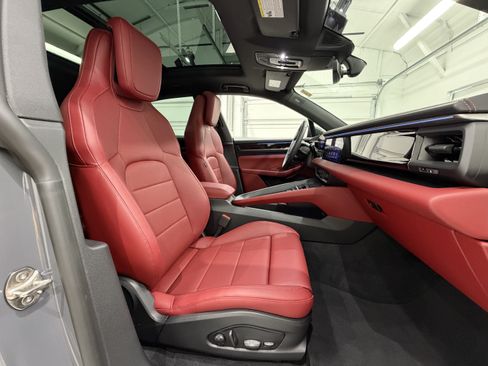Certified 2025 Porsche Macan 4S Electric AWD/4WD image 23