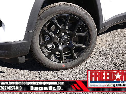 New 2026 Jeep Compass Latitude image 9