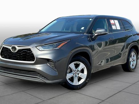 Used 2021 Toyota Highlander L FWD image 1