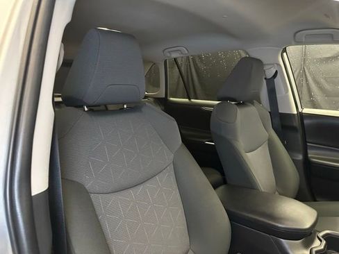 Used 2025 Toyota RAV4 XLE FWD image 15