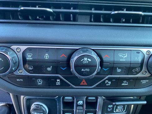 Used 2025 Jeep Wrangler Unlimited Sahara AWD/4WD image 14