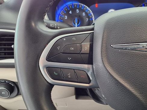 Used 2022 Chrysler Pacifica Touring-L FWD image 8