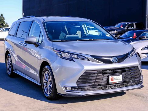 Used 2024 Toyota Sienna XLE FWD image 3